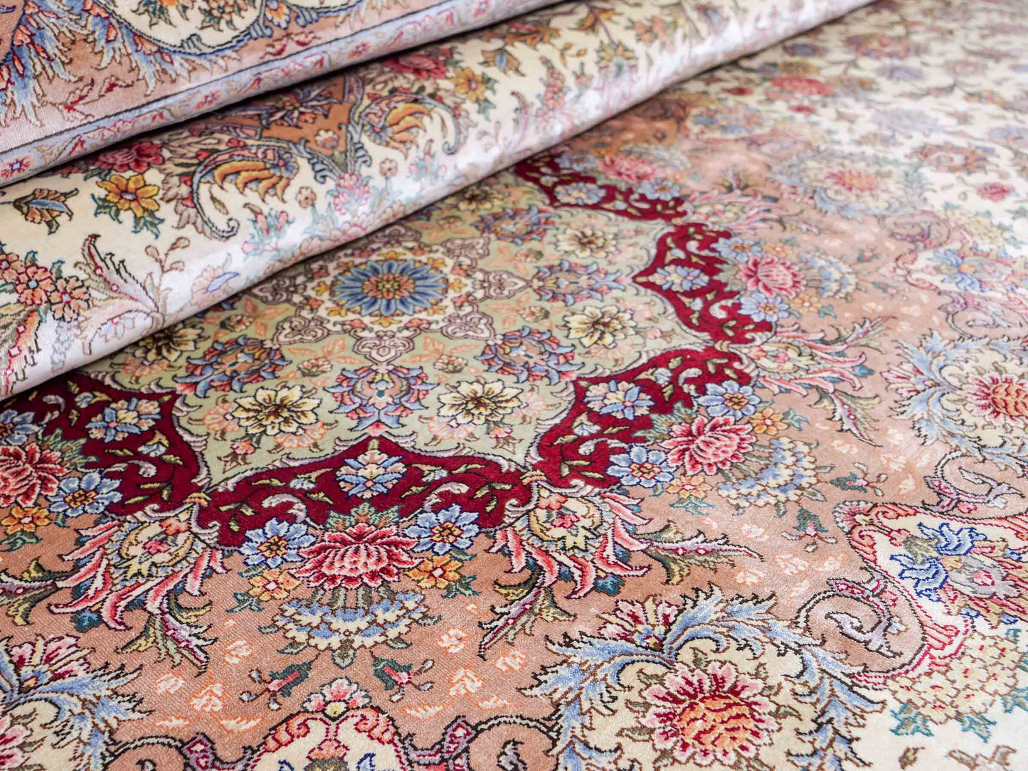 Sehr feiner, handgeknüpfter Khademi Orientteppich mit Ghom Design aus reiner Seide, creme, weiß, rosa. 305x252 cm. Vertrieb durch Jupiter Intl.