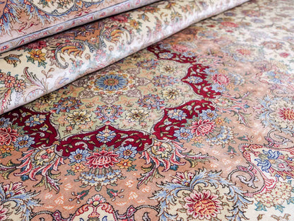Sehr feiner, handgeknüpfter Khademi Orientteppich mit Ghom Design aus reiner Seide, creme, weiß, rosa. 305x252 cm. Vertrieb durch Jupiter Intl.