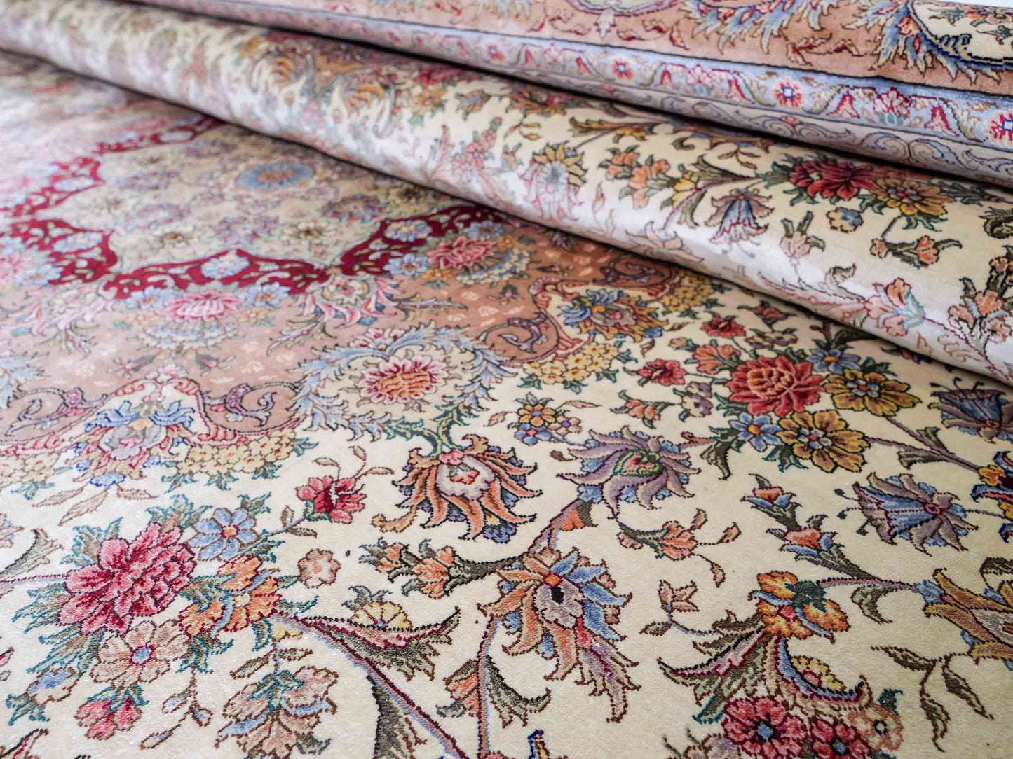 Sehr feiner, handgeknüpfter Khademi Orientteppich mit Ghom Design aus reiner Seide, creme, weiß, rosa. 305x252 cm. Vertrieb durch Jupiter Intl.