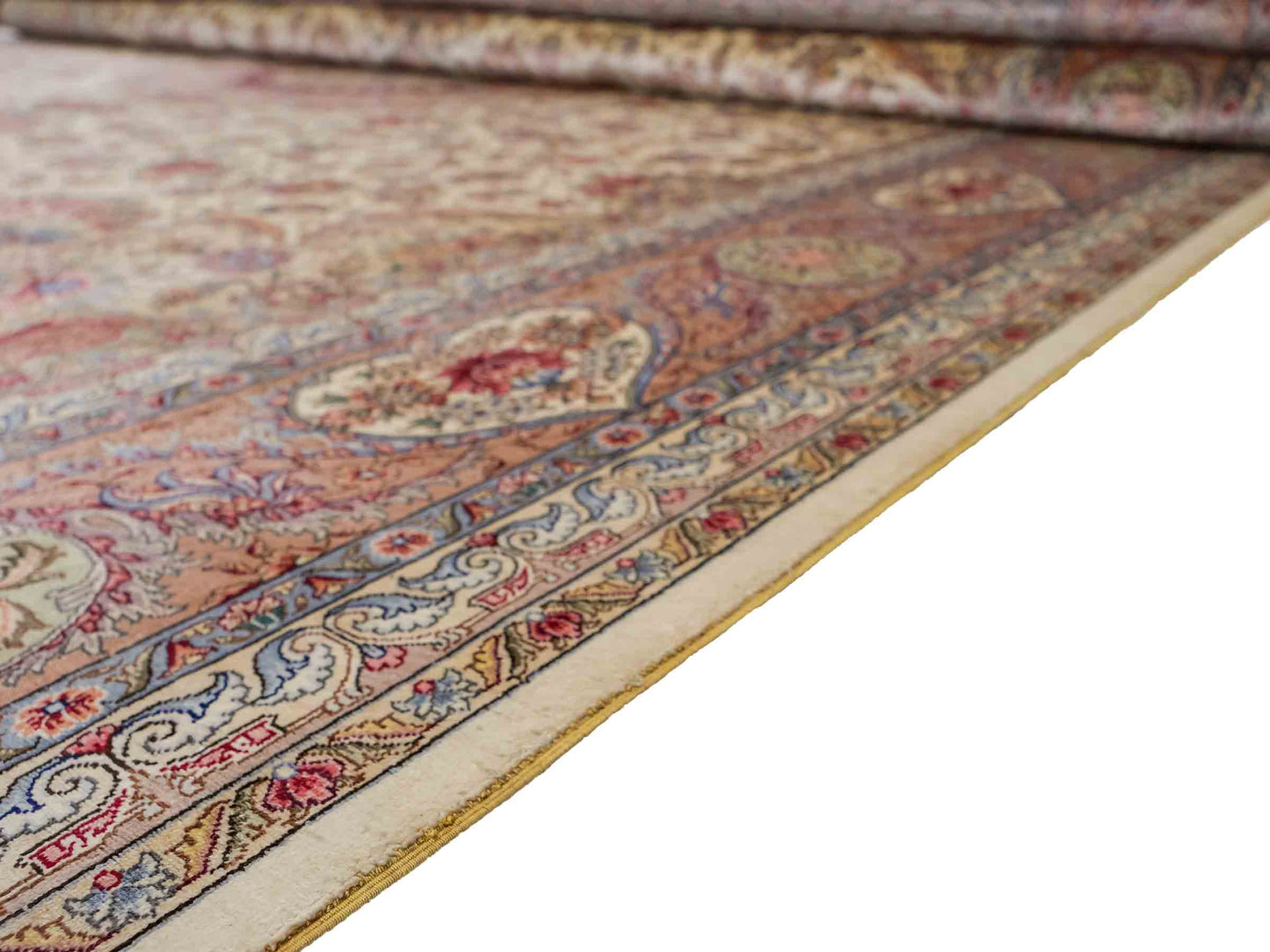 Sehr feiner, handgeknüpfter Khademi Orientteppich mit Ghom Design aus reiner Seide, creme, weiß, rosa. 305x252 cm. Vertrieb durch Jupiter Intl.