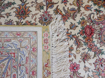 Sehr feiner, handgeknüpfter Khademi Orientteppich mit Ghom Design aus reiner Seide, creme, weiß, rosa. 305x252 cm. Vertrieb durch Jupiter Intl.
