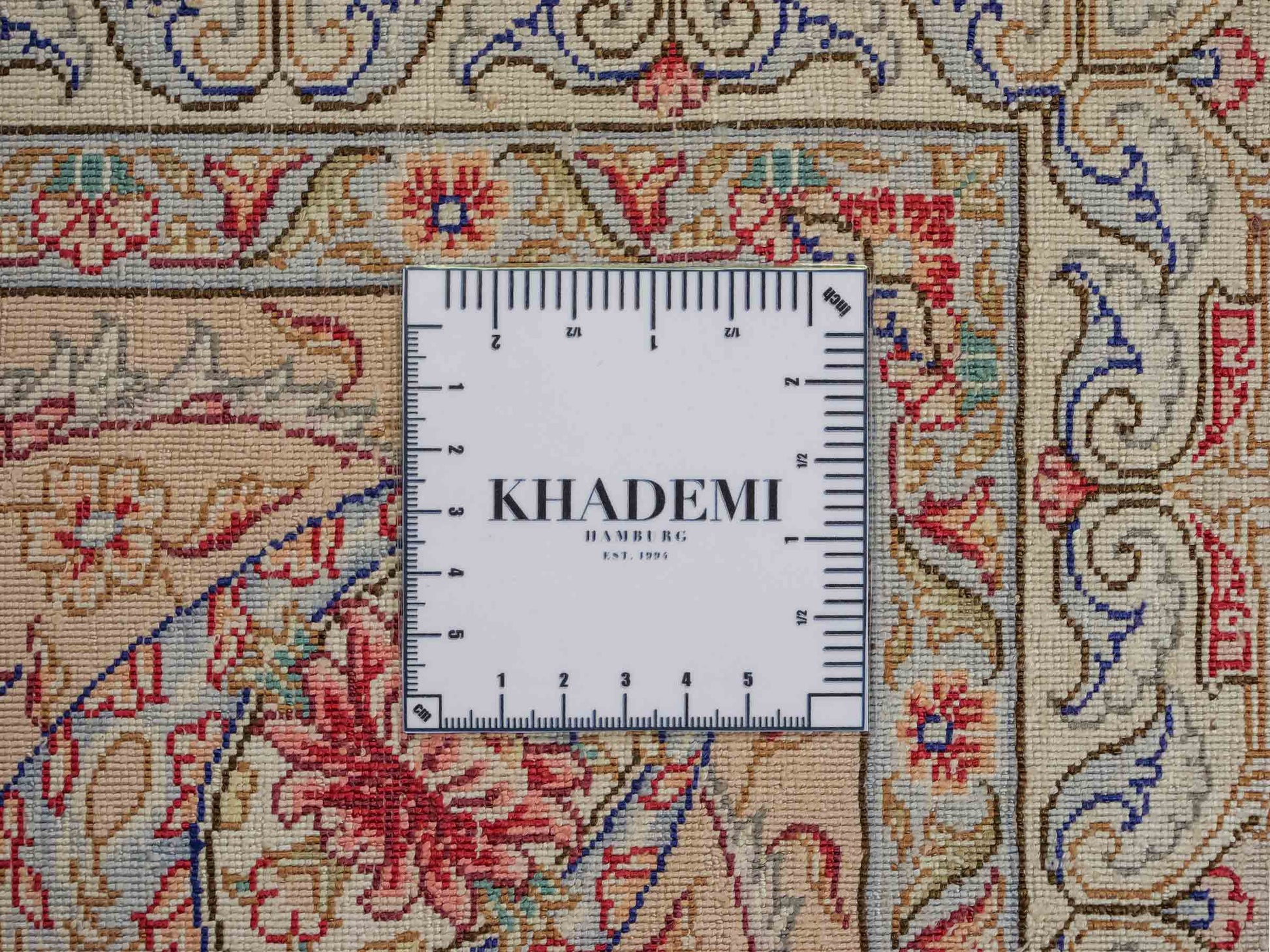 Sehr feiner, handgeknüpfter Khademi Orientteppich mit Ghom Design aus reiner Seide, creme, weiß, rosa. 305x252 cm. Vertrieb durch Jupiter Intl.