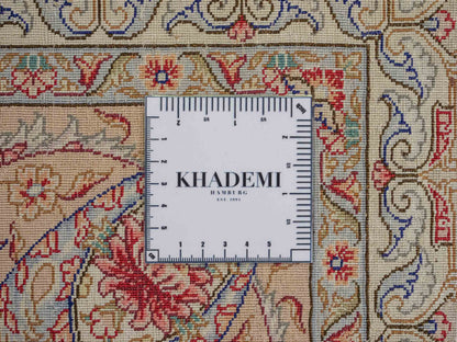 Sehr feiner, handgeknüpfter Khademi Orientteppich mit Ghom Design aus reiner Seide, creme, weiß, rosa. 305x252 cm. Vertrieb durch Jupiter Intl.