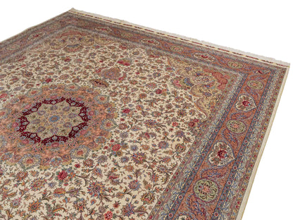 Sehr feiner, handgeknüpfter Khademi Orientteppich mit Ghom Design aus reiner Seide, creme, weiß, rosa. 305x252 cm. Vertrieb durch Jupiter Intl.