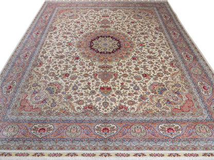 Sehr feiner, handgeknüpfter Khademi Orientteppich mit Ghom Design aus reiner Seide, creme, weiß, rosa. 305x252 cm. Vertrieb durch Jupiter Intl.