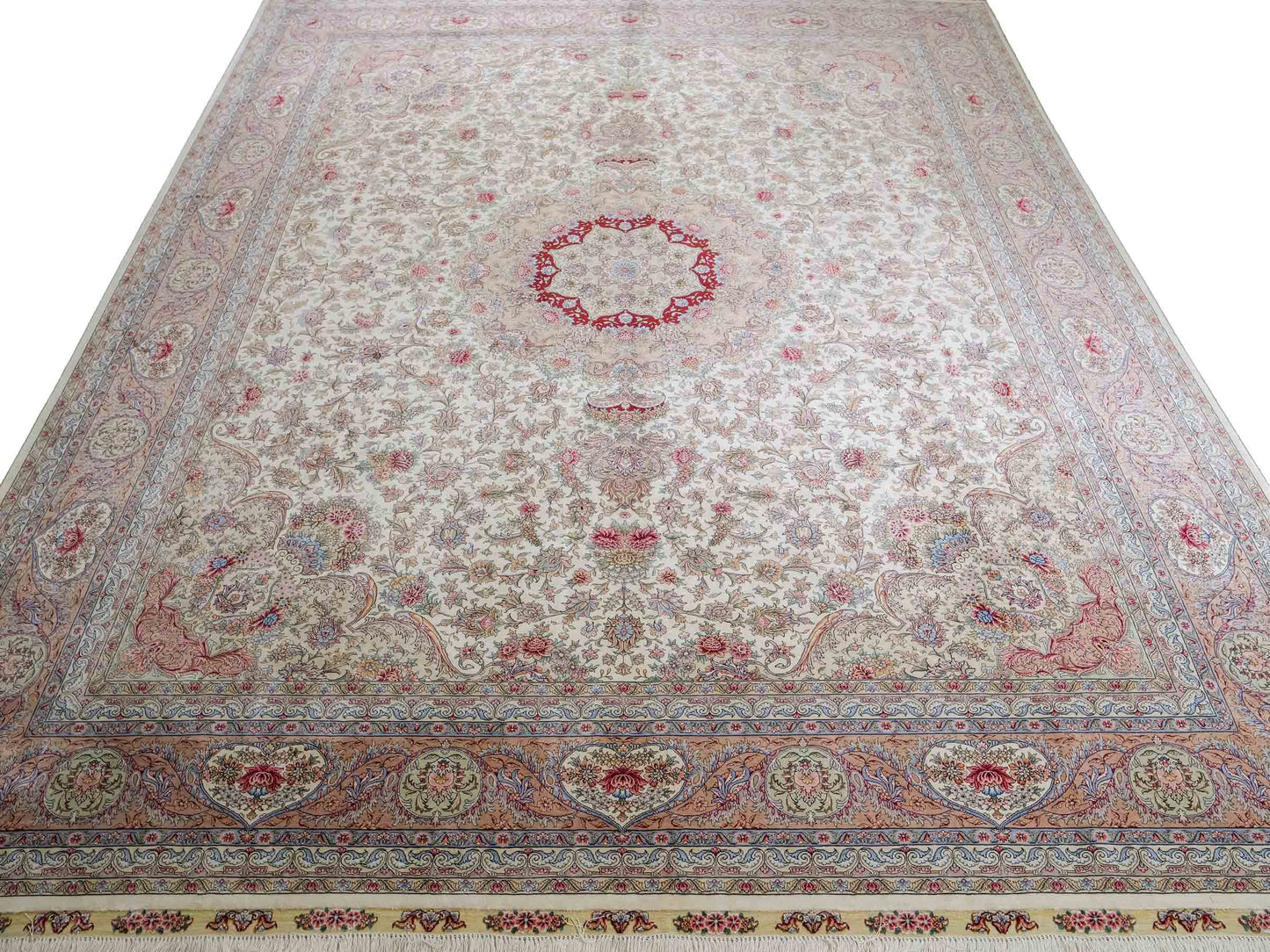Sehr feiner, handgeknüpfter Khademi Orientteppich mit Ghom Design aus reiner Seide, creme, weiß, rosa. 305x252 cm. Vertrieb durch Jupiter Intl.
