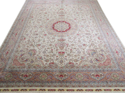 Sehr feiner, handgeknüpfter Khademi Orientteppich mit Ghom Design aus reiner Seide, creme, weiß, rosa. 305x252 cm. Vertrieb durch Jupiter Intl.