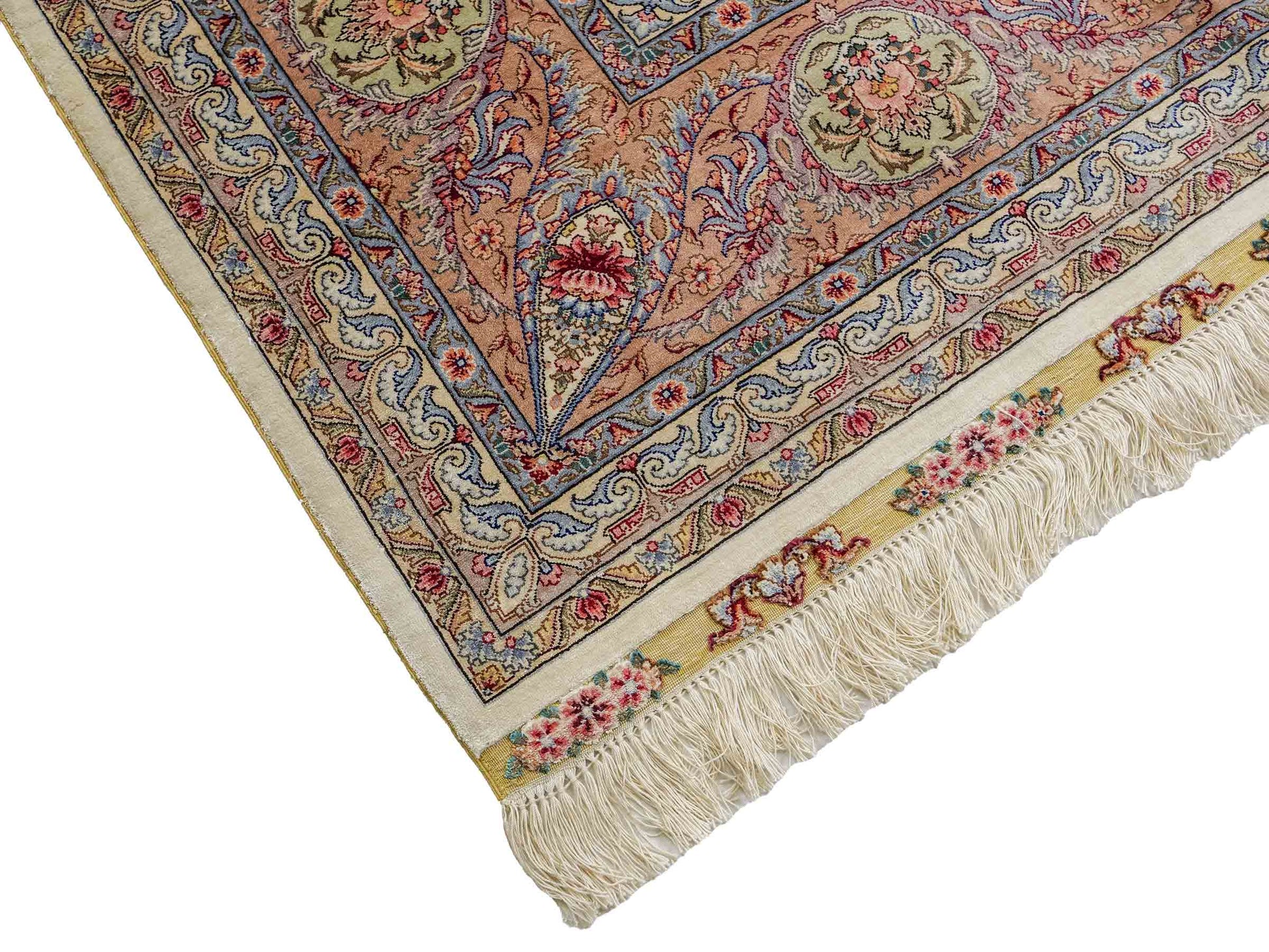Sehr feiner, handgeknüpfter Khademi Orientteppich mit Ghom Design aus reiner Seide, creme, weiß, rosa. 305x252 cm. Vertrieb durch Jupiter Intl.