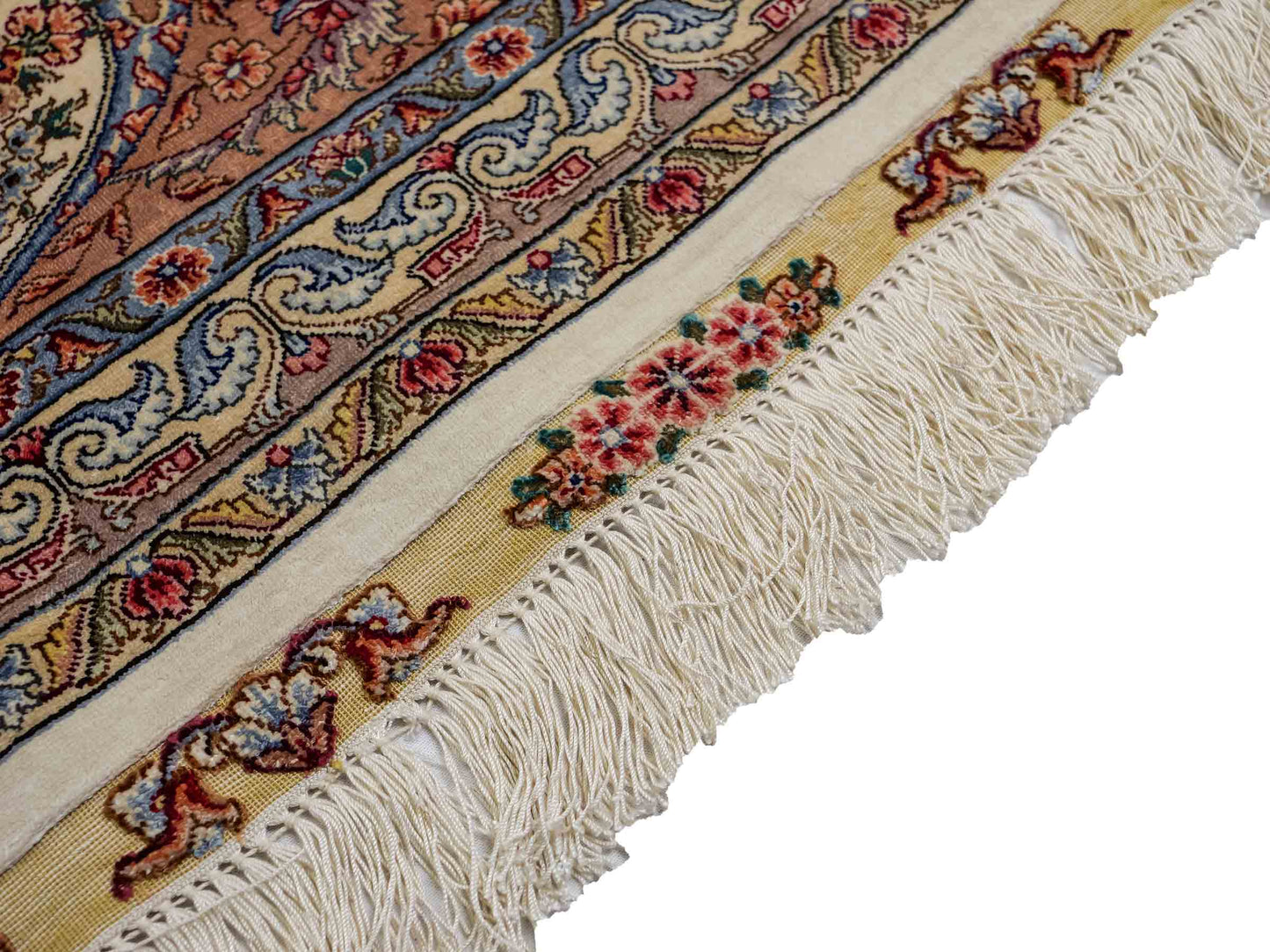 Sehr feiner, handgeknüpfter Khademi Orientteppich mit Ghom Design aus reiner Seide, creme, weiß, rosa. 305x252 cm. Vertrieb durch Jupiter Intl.