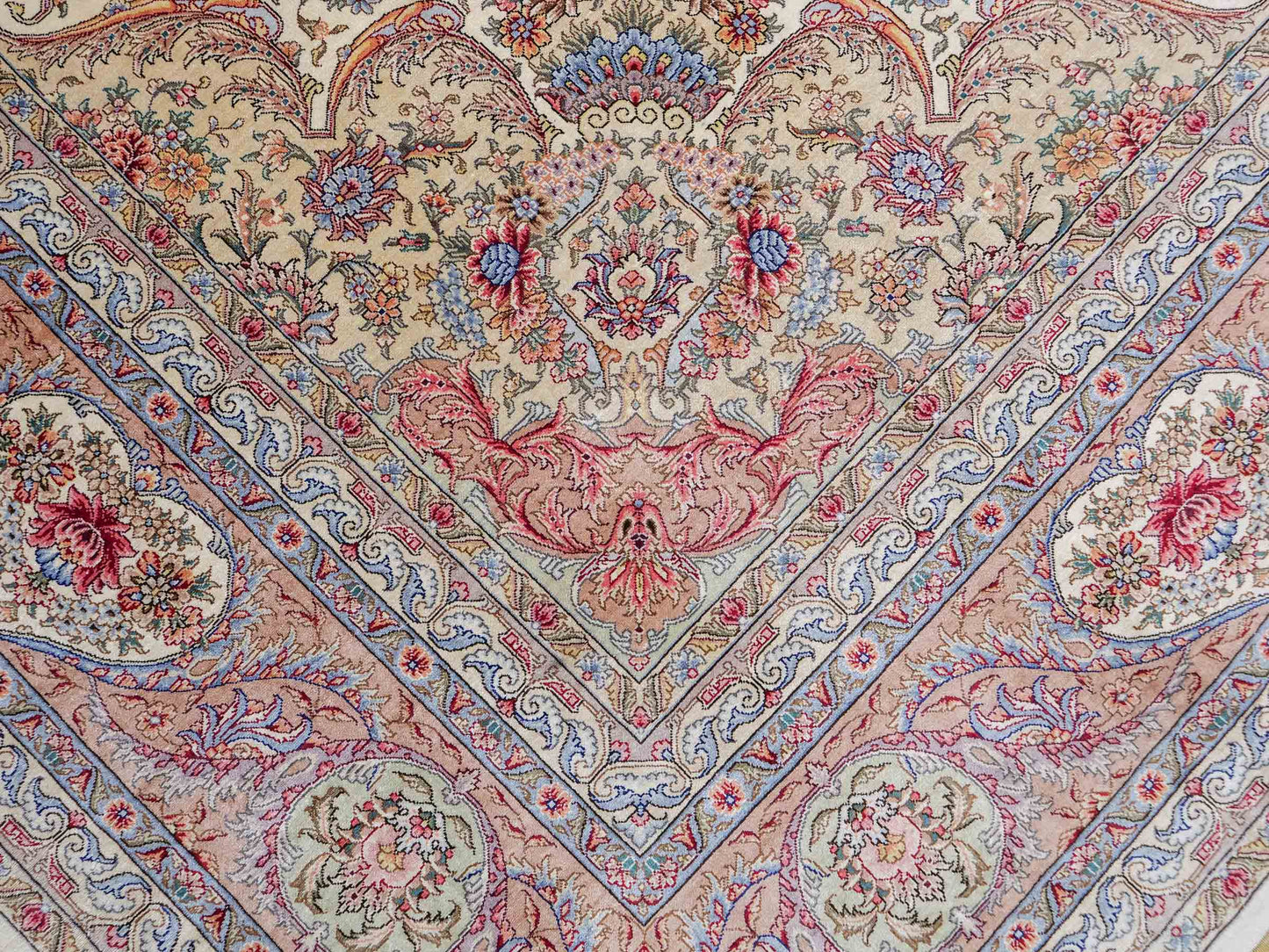 Sehr feiner, handgeknüpfter Khademi Orientteppich mit Ghom Design aus reiner Seide, creme, weiß, rosa. 305x252 cm. Vertrieb durch Jupiter Intl.