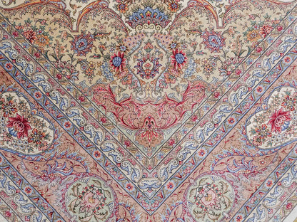 Sehr feiner, handgeknüpfter Khademi Orientteppich mit Ghom Design aus reiner Seide, creme, weiß, rosa. 305x252 cm. Vertrieb durch Jupiter Intl.