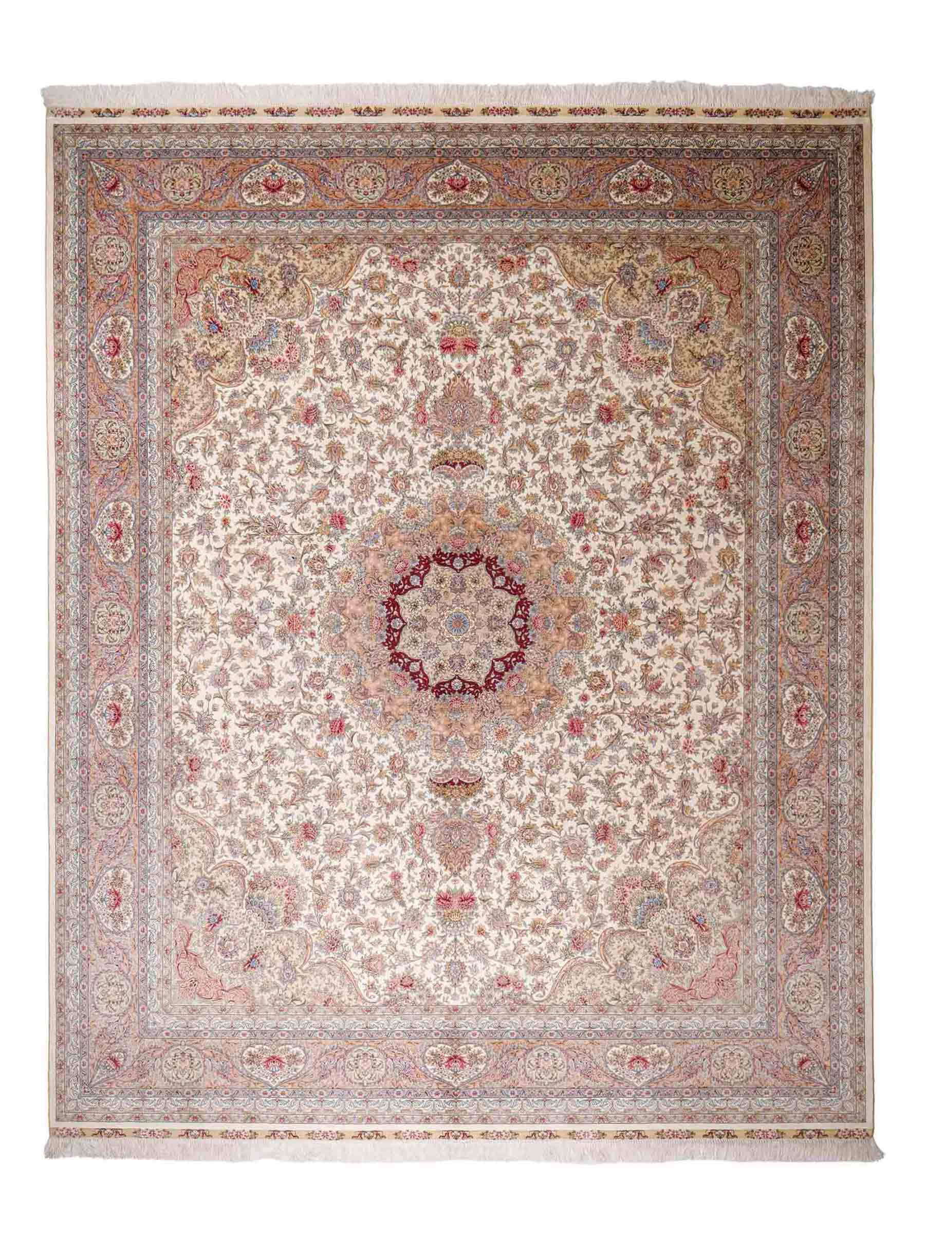 Sehr feiner, handgeknüpfter Khademi Orientteppich mit Ghom Design aus reiner Seide, creme, weiß, rosa. 306x250 cm. Vertrieb durch Jupiter Intl.