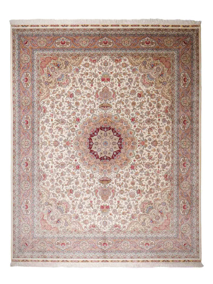 Sehr feiner, handgeknüpfter Khademi Orientteppich mit Ghom Design aus reiner Seide, creme, weiß, rosa. 306x250 cm. Vertrieb durch Jupiter Intl.