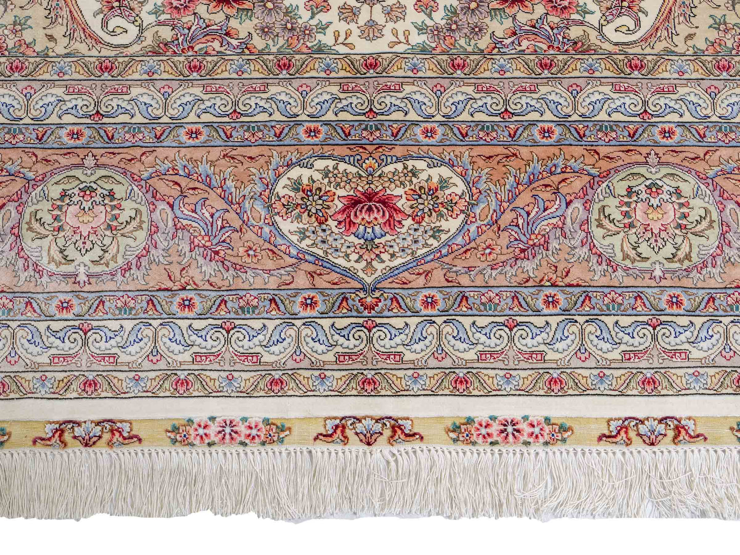 Sehr feiner, handgeknüpfter Khademi Orientteppich mit Ghom Design aus reiner Seide, creme, weiß, rosa. 306x250 cm. Vertrieb durch Jupiter Intl.