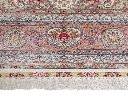 Sehr feiner, handgeknüpfter Khademi Orientteppich mit Ghom Design aus reiner Seide, creme, weiß, rosa. 306x250 cm. Vertrieb durch Jupiter Intl.