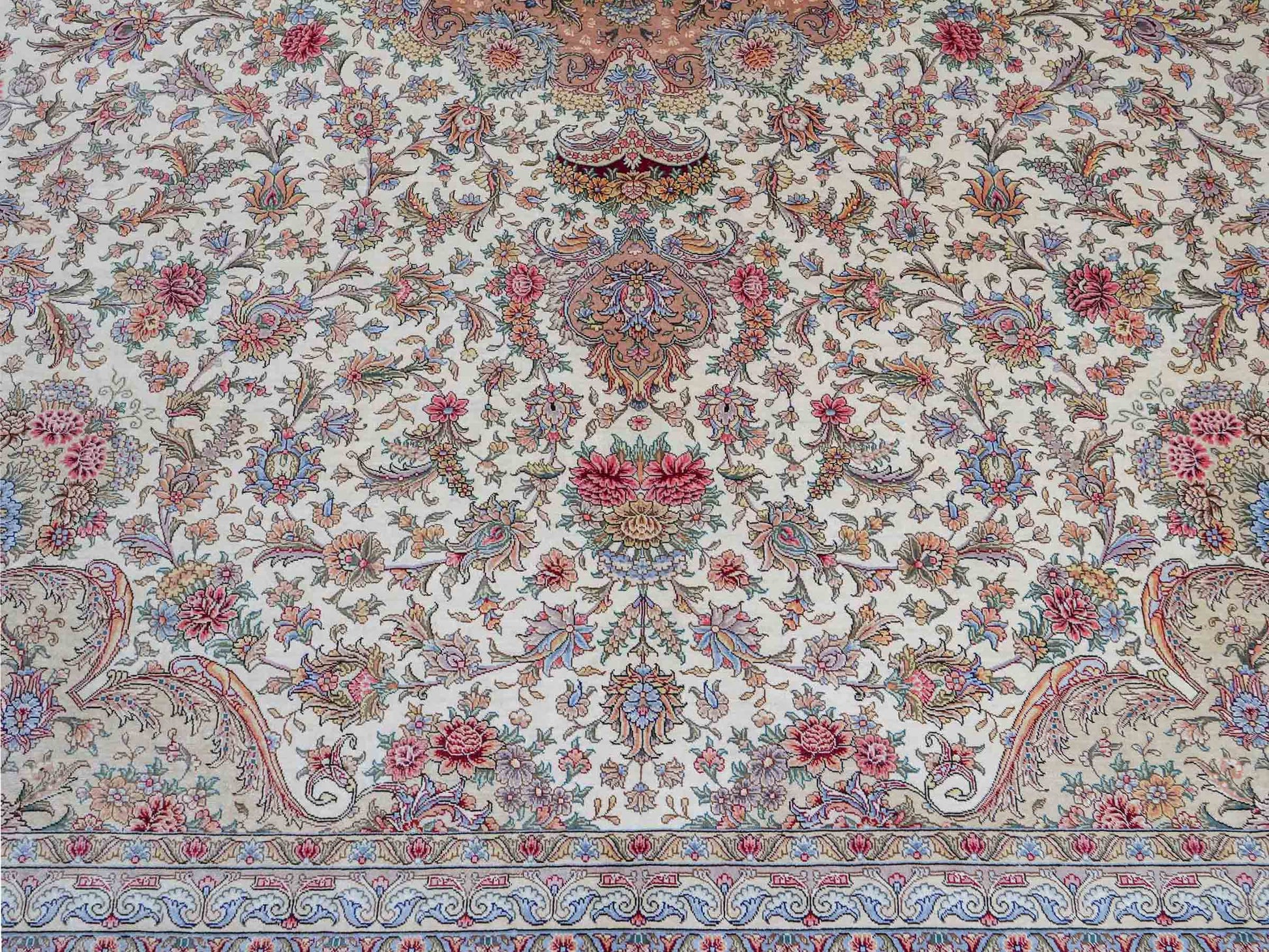 Sehr feiner, handgeknüpfter Khademi Orientteppich mit Ghom Design aus reiner Seide, creme, weiß, rosa. 306x250 cm. Vertrieb durch Jupiter Intl.