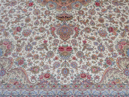 Sehr feiner, handgeknüpfter Khademi Orientteppich mit Ghom Design aus reiner Seide, creme, weiß, rosa. 306x250 cm. Vertrieb durch Jupiter Intl.