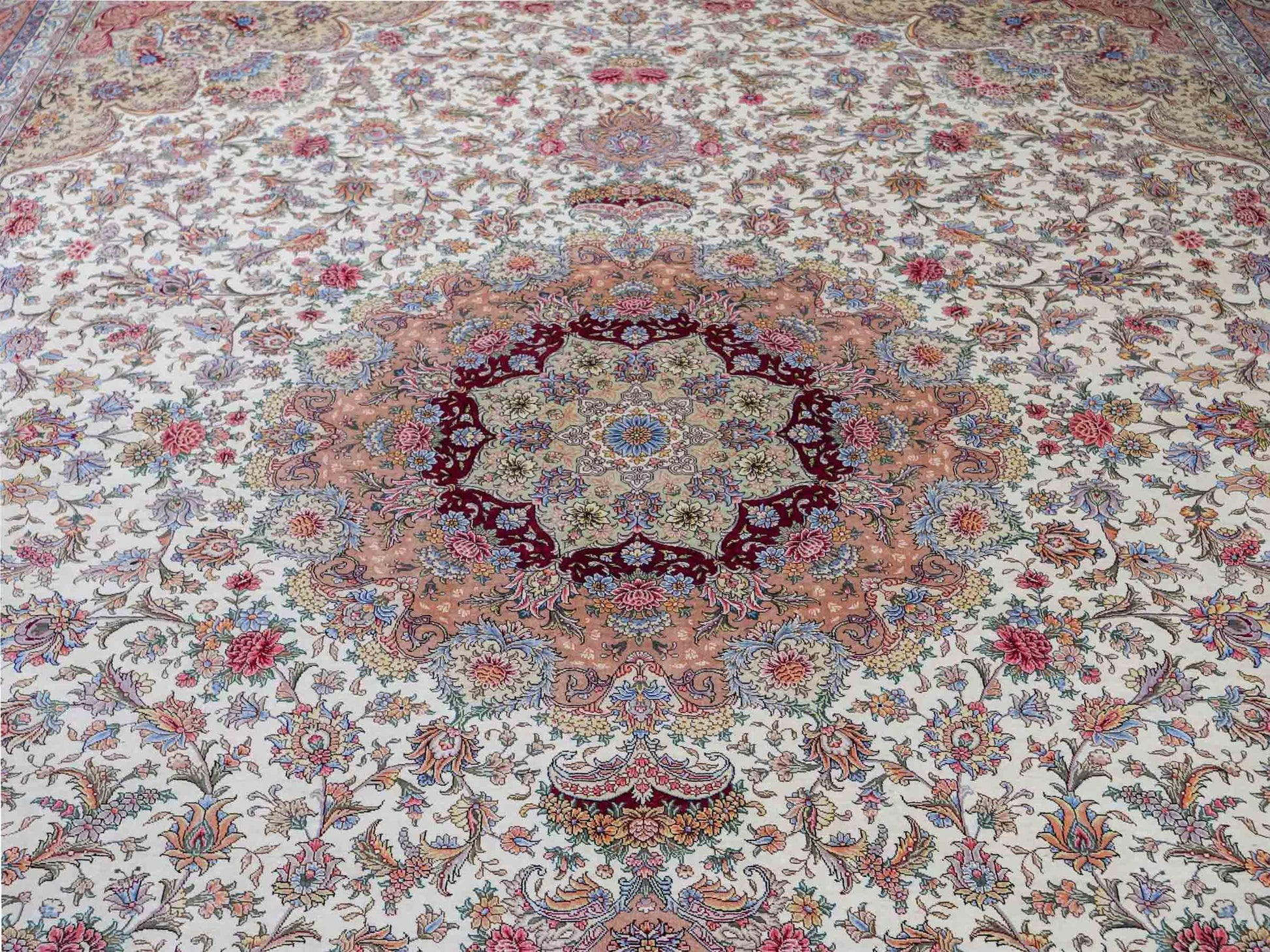 Sehr feiner, handgeknüpfter Khademi Orientteppich mit Ghom Design aus reiner Seide, creme, weiß, rosa. 306x250 cm. Vertrieb durch Jupiter Intl.