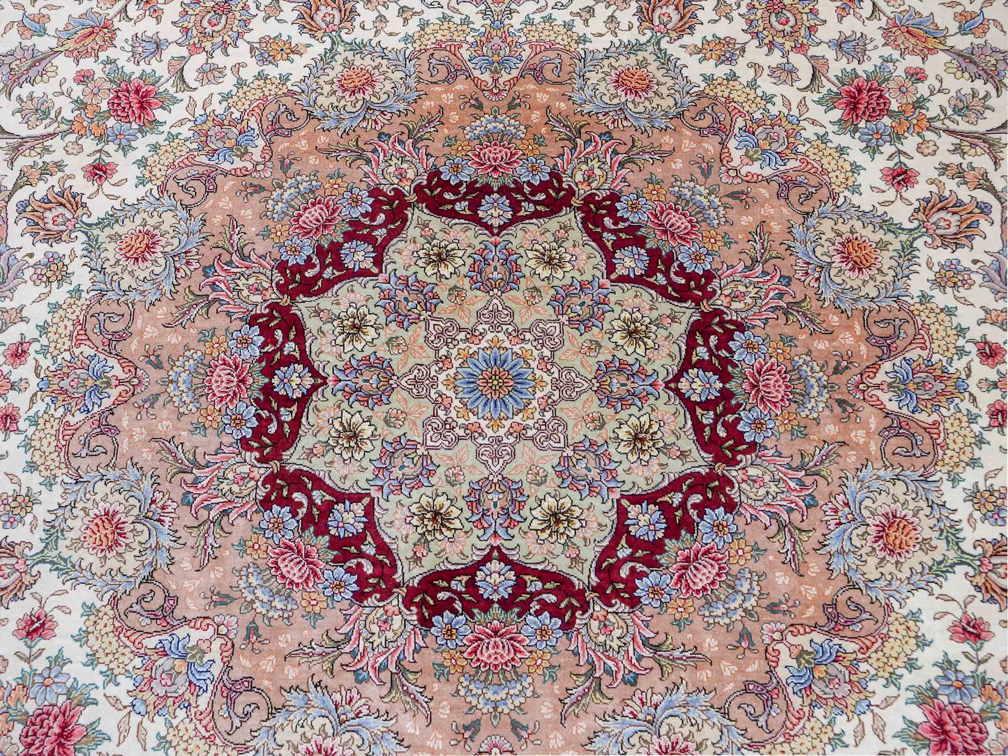 Sehr feiner, handgeknüpfter Khademi Orientteppich mit Ghom Design aus reiner Seide, creme, weiß, rosa. 306x250 cm. Vertrieb durch Jupiter Intl.