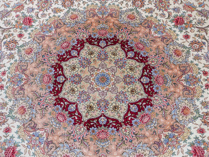 Sehr feiner, handgeknüpfter Khademi Orientteppich mit Ghom Design aus reiner Seide, creme, weiß, rosa. 306x250 cm. Vertrieb durch Jupiter Intl.