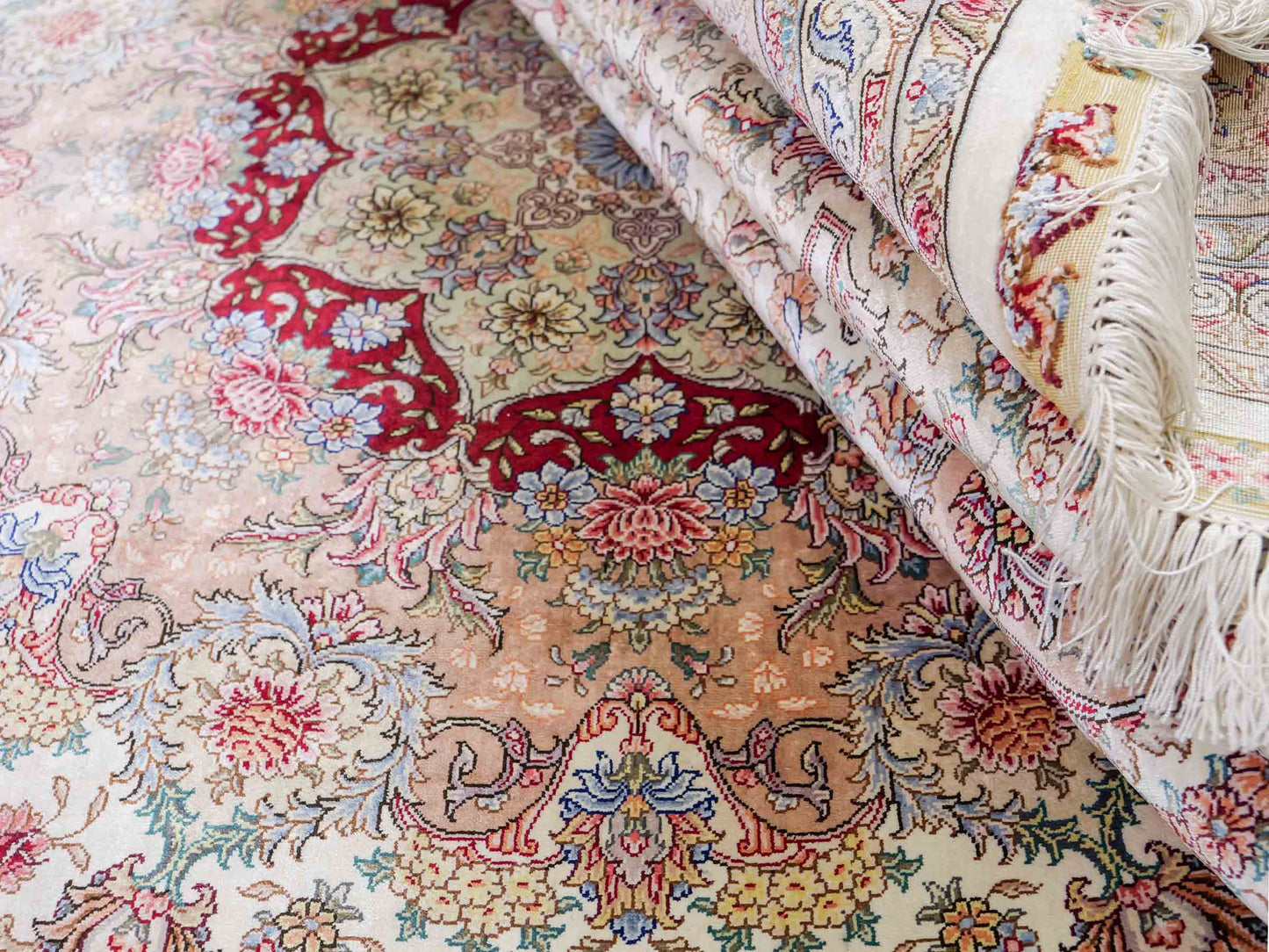 Sehr feiner, handgeknüpfter Khademi Orientteppich mit Ghom Design aus reiner Seide, creme, weiß, rosa. 306x250 cm. Vertrieb durch Jupiter Intl.