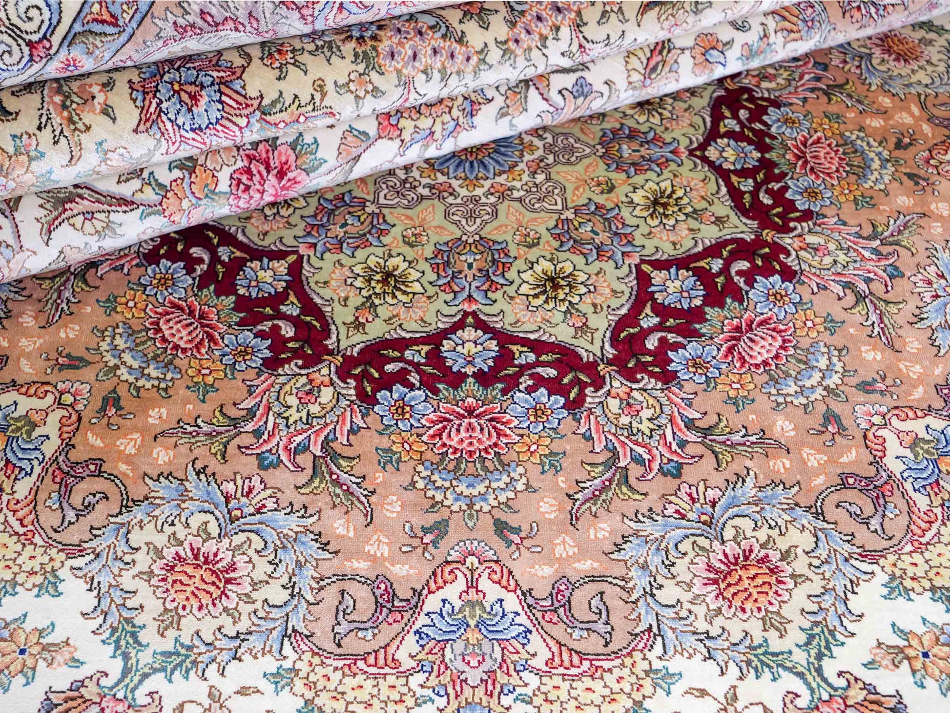 Sehr feiner, handgeknüpfter Khademi Orientteppich mit Ghom Design aus reiner Seide, creme, weiß, rosa. 306x250 cm. Vertrieb durch Jupiter Intl.
