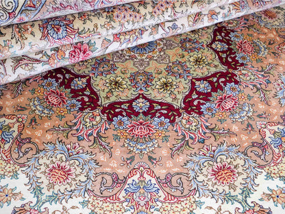 Sehr feiner, handgeknüpfter Khademi Orientteppich mit Ghom Design aus reiner Seide, creme, weiß, rosa. 306x250 cm. Vertrieb durch Jupiter Intl.