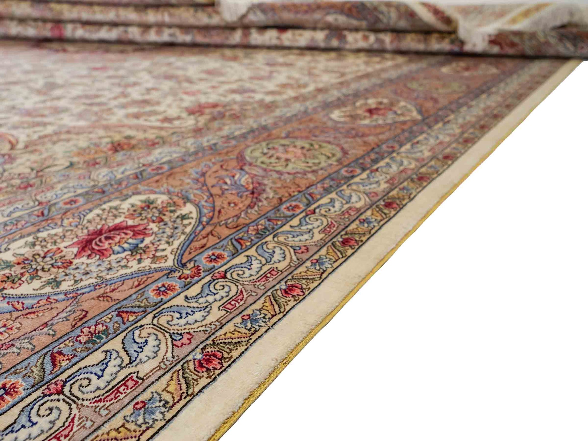 Sehr feiner, handgeknüpfter Khademi Orientteppich mit Ghom Design aus reiner Seide, creme, weiß, rosa. 306x250 cm. Vertrieb durch Jupiter Intl.