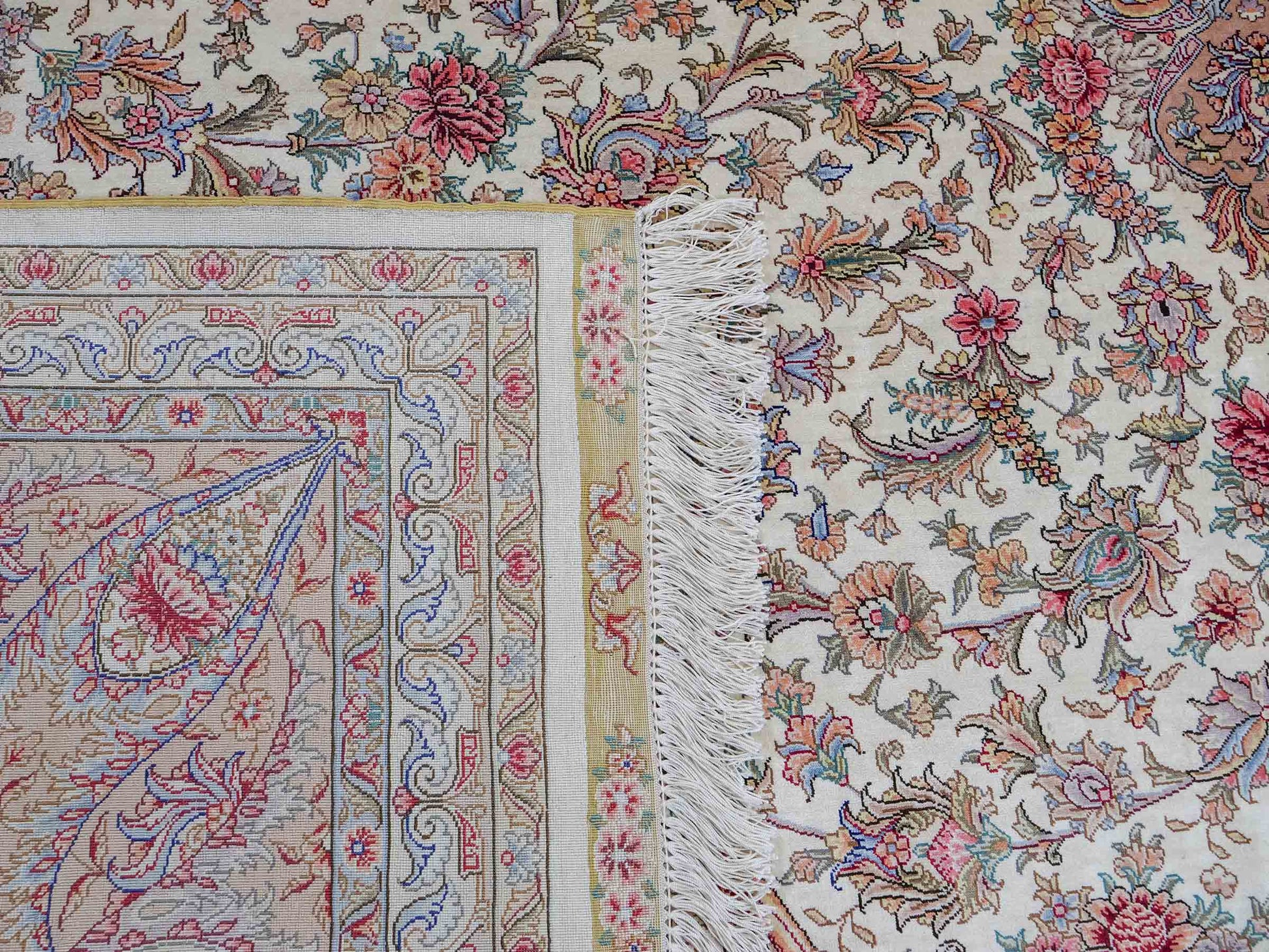 Sehr feiner, handgeknüpfter Khademi Orientteppich mit Ghom Design aus reiner Seide, creme, weiß, rosa. 306x250 cm. Vertrieb durch Jupiter Intl.