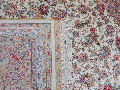 Sehr feiner, handgeknüpfter Khademi Orientteppich mit Ghom Design aus reiner Seide, creme, weiß, rosa. 306x250 cm. Vertrieb durch Jupiter Intl.