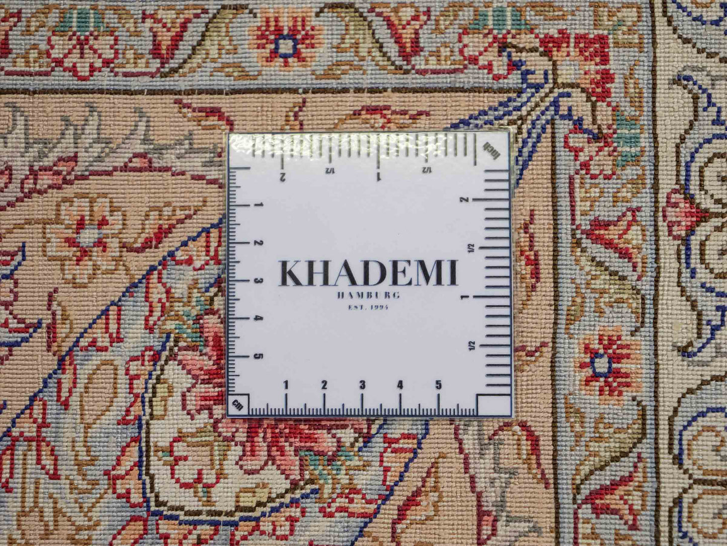 Sehr feiner, handgeknüpfter Khademi Orientteppich mit Ghom Design aus reiner Seide, creme, weiß, rosa. 306x250 cm. Vertrieb durch Jupiter Intl.