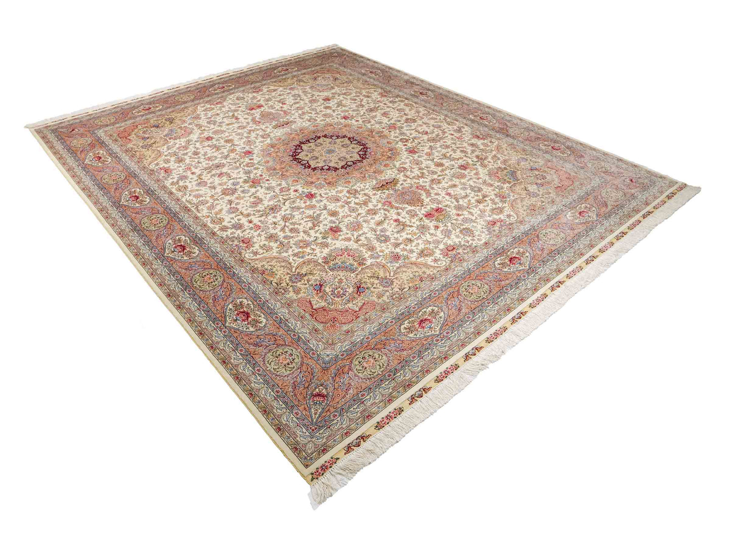 Sehr feiner, handgeknüpfter Khademi Orientteppich mit Ghom Design aus reiner Seide, creme, weiß, rosa. 306x250 cm. Vertrieb durch Jupiter Intl.