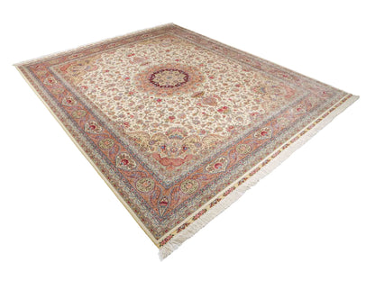 Sehr feiner, handgeknüpfter Khademi Orientteppich mit Ghom Design aus reiner Seide, creme, weiß, rosa. 306x250 cm. Vertrieb durch Jupiter Intl.