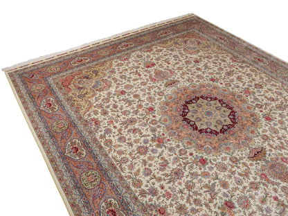 Sehr feiner, handgeknüpfter Khademi Orientteppich mit Ghom Design aus reiner Seide, creme, weiß, rosa. 306x250 cm. Vertrieb durch Jupiter Intl.