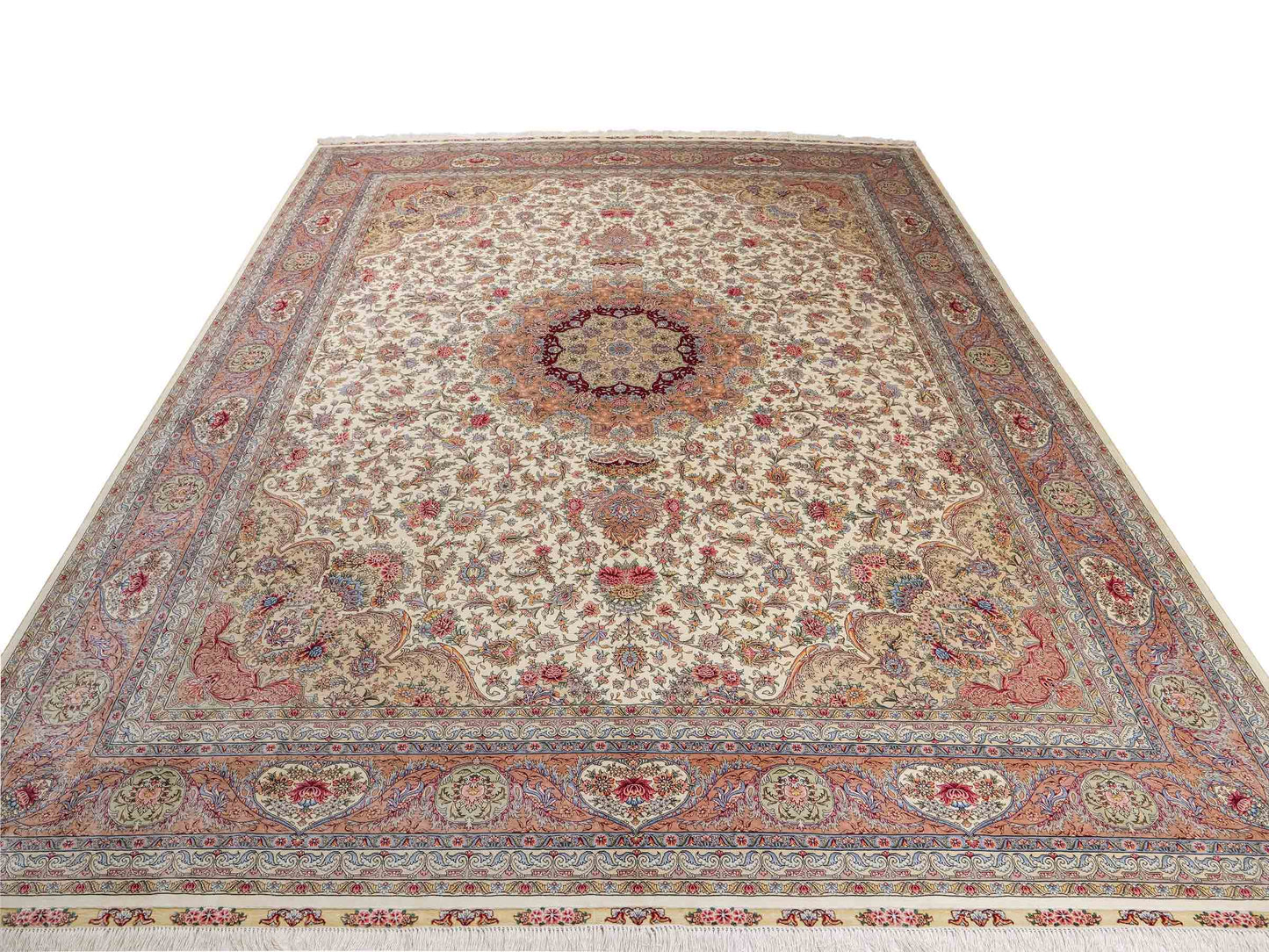 Sehr feiner, handgeknüpfter Khademi Orientteppich mit Ghom Design aus reiner Seide, creme, weiß, rosa. 306x250 cm. Vertrieb durch Jupiter Intl.