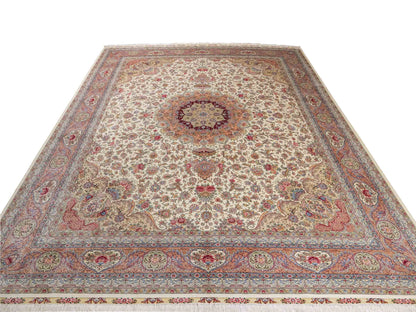 Sehr feiner, handgeknüpfter Khademi Orientteppich mit Ghom Design aus reiner Seide, creme, weiß, rosa. 306x250 cm. Vertrieb durch Jupiter Intl.