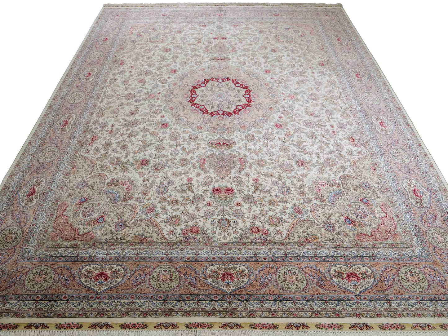 Sehr feiner, handgeknüpfter Khademi Orientteppich mit Ghom Design aus reiner Seide, creme, weiß, rosa. 306x250 cm. Vertrieb durch Jupiter Intl.