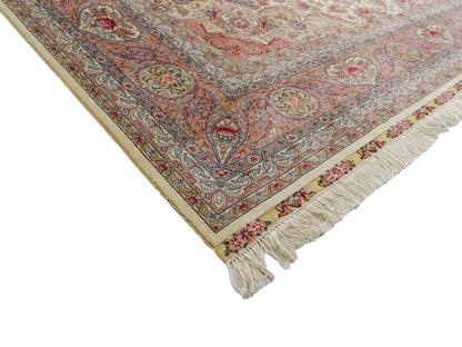 Sehr feiner, handgeknüpfter Khademi Orientteppich mit Ghom Design aus reiner Seide, creme, weiß, rosa. 306x250 cm. Vertrieb durch Jupiter Intl.