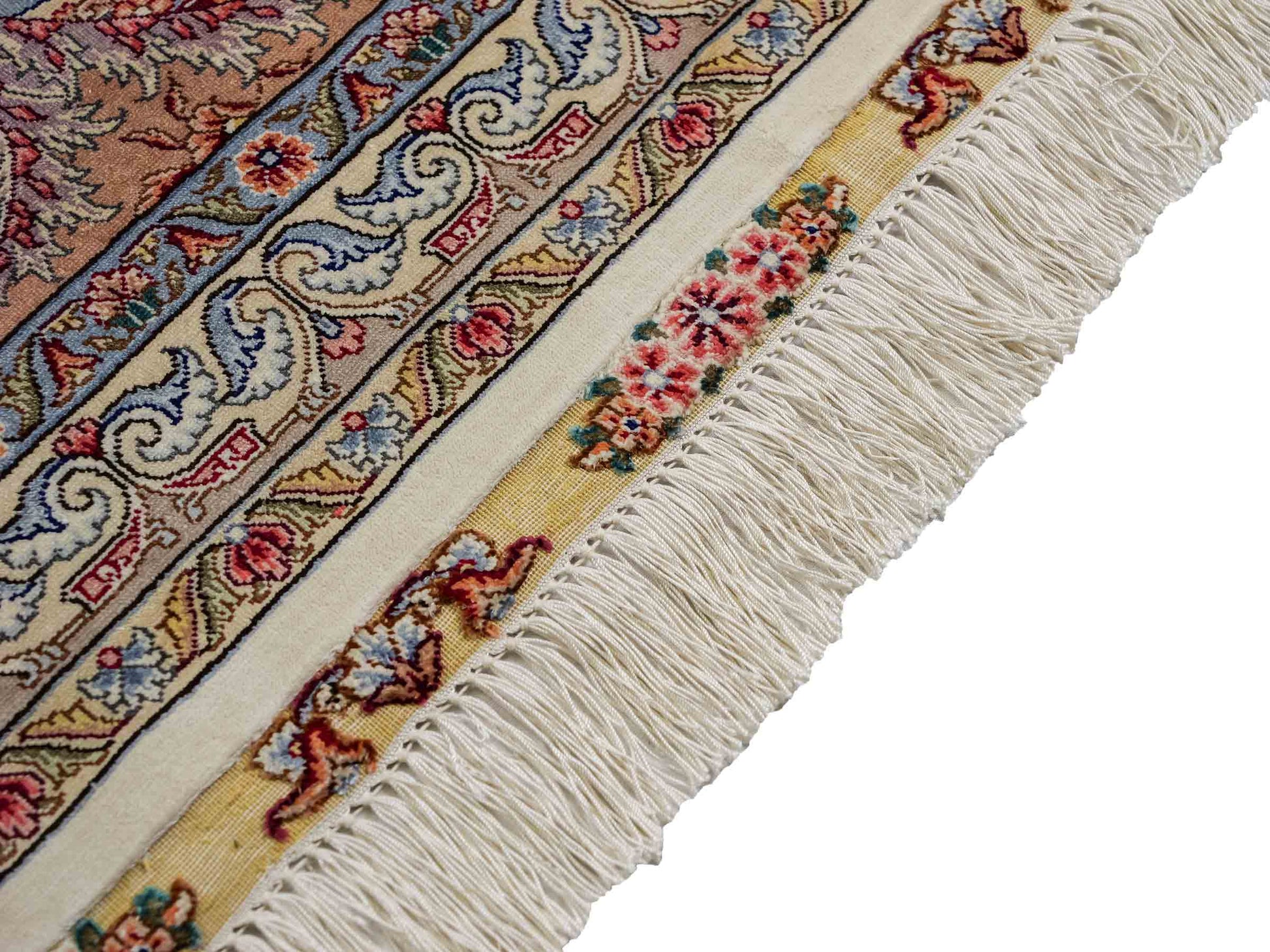 Sehr feiner, handgeknüpfter Khademi Orientteppich mit Ghom Design aus reiner Seide, creme, weiß, rosa. 306x250 cm. Vertrieb durch Jupiter Intl.