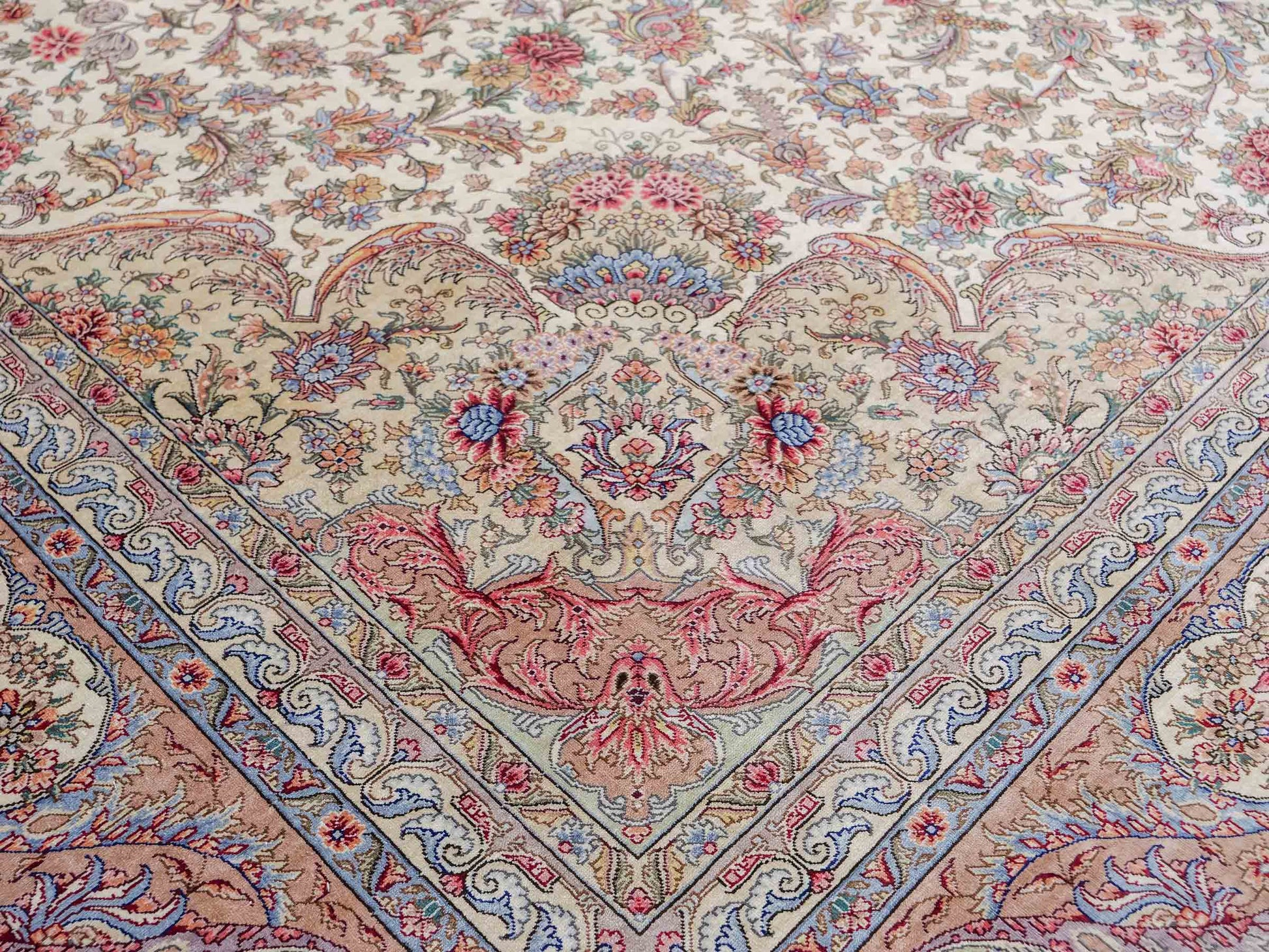 Sehr feiner, handgeknüpfter Khademi Orientteppich mit Ghom Design aus reiner Seide, creme, weiß, rosa. 306x250 cm. Vertrieb durch Jupiter Intl.