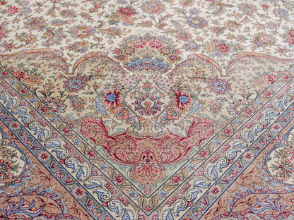 Sehr feiner, handgeknüpfter Khademi Orientteppich mit Ghom Design aus reiner Seide, creme, weiß, rosa. 306x250 cm. Vertrieb durch Jupiter Intl.