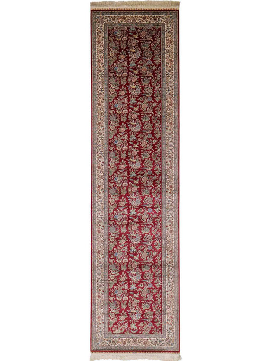 Sehr feiner, handgeknüpfter Khademi Orientteppich Läufer aus Seide mit Ghom Design, rot, creme. 306x79 cm. Vertrieb durch Jupiter Intl.