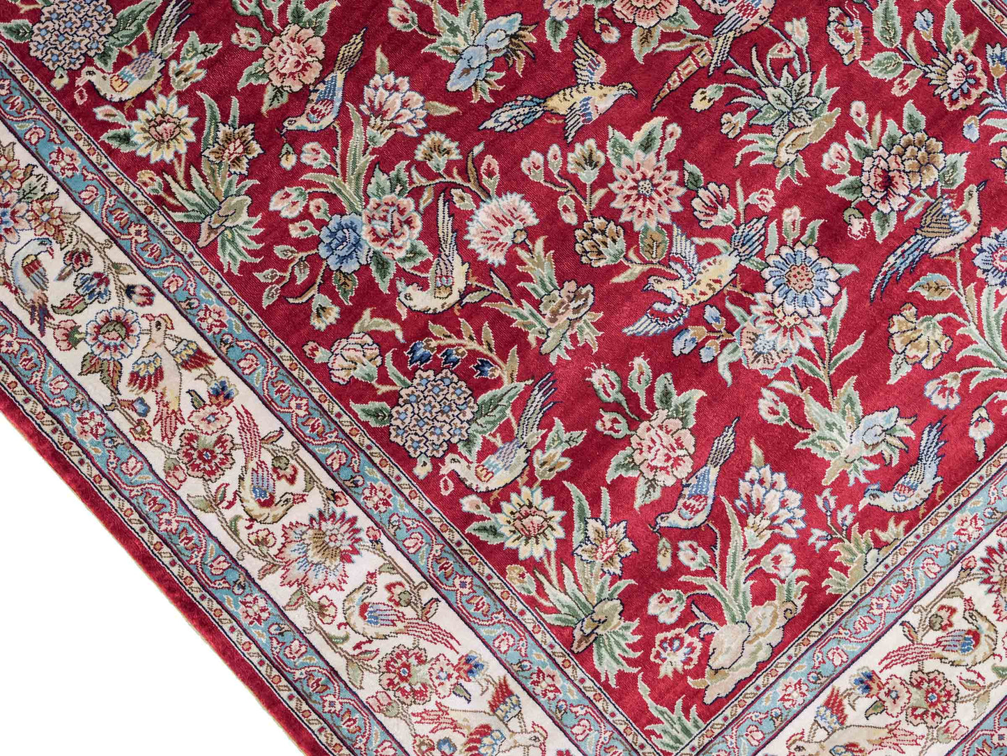 Sehr feiner, handgeknüpfter Khademi Orientteppich Läufer aus Seide mit Ghom Design, rot, creme. 306x79 cm. Vertrieb durch Jupiter Intl.