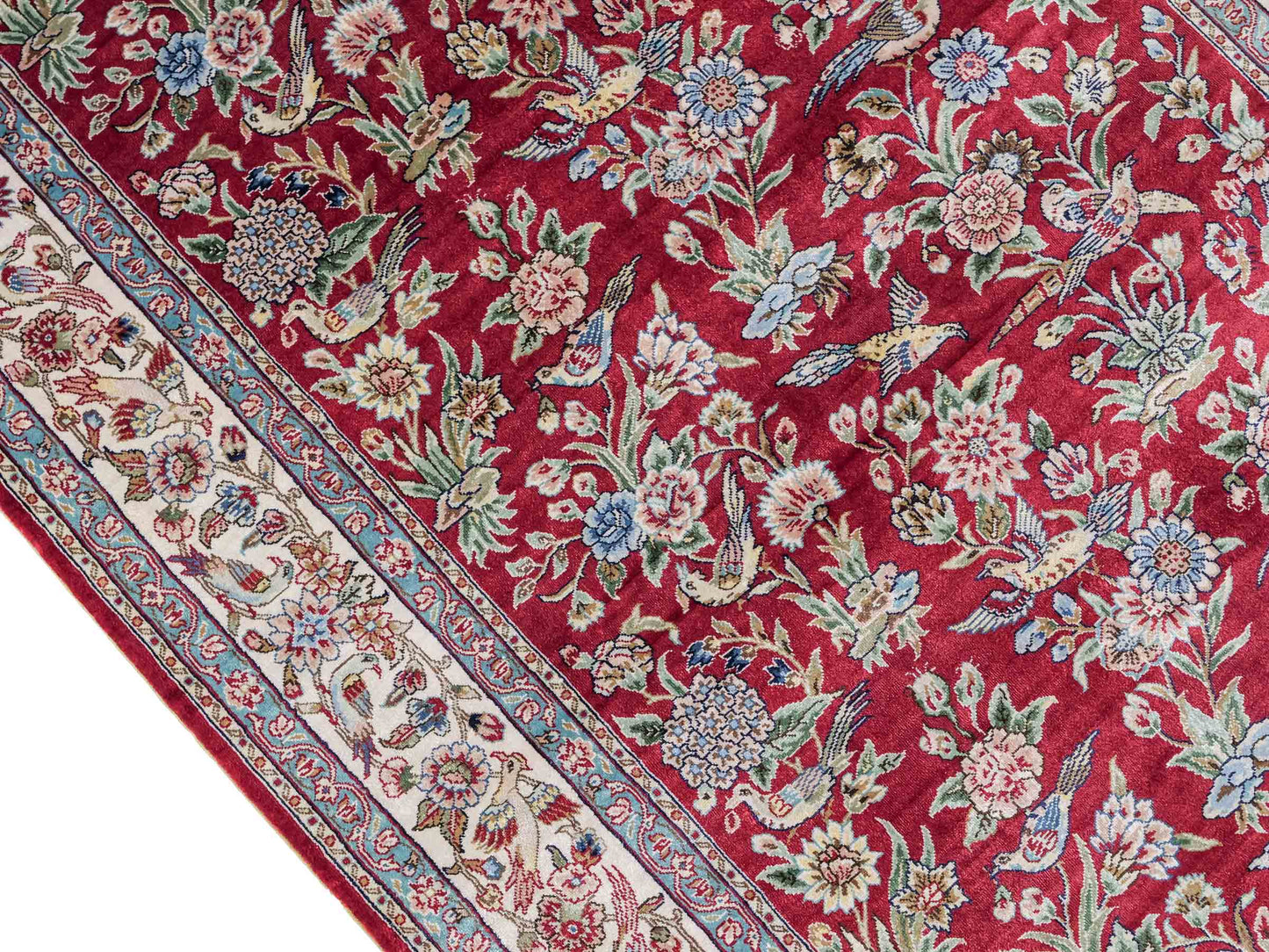Sehr feiner, handgeknüpfter Khademi Orientteppich Läufer aus Seide mit Ghom Design, rot, creme. 306x79 cm. Vertrieb durch Jupiter Intl.