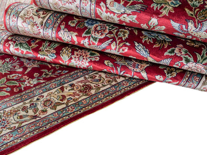 Sehr feiner, handgeknüpfter Khademi Orientteppich Läufer aus Seide mit Ghom Design, rot, creme. 306x79 cm. Vertrieb durch Jupiter Intl.