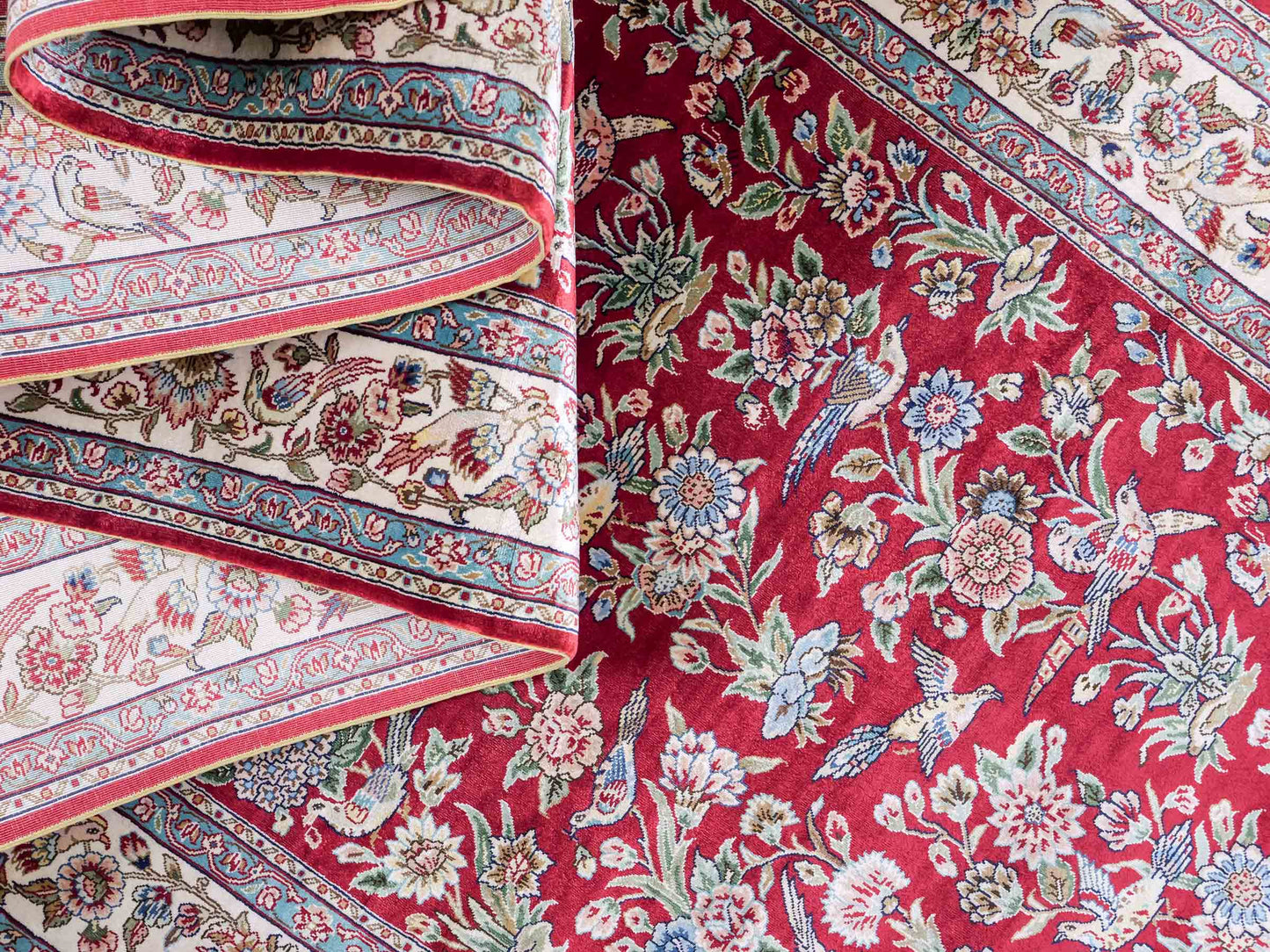 Sehr feiner, handgeknüpfter Khademi Orientteppich Läufer aus Seide mit Ghom Design, rot, creme. 306x79 cm. Vertrieb durch Jupiter Intl.