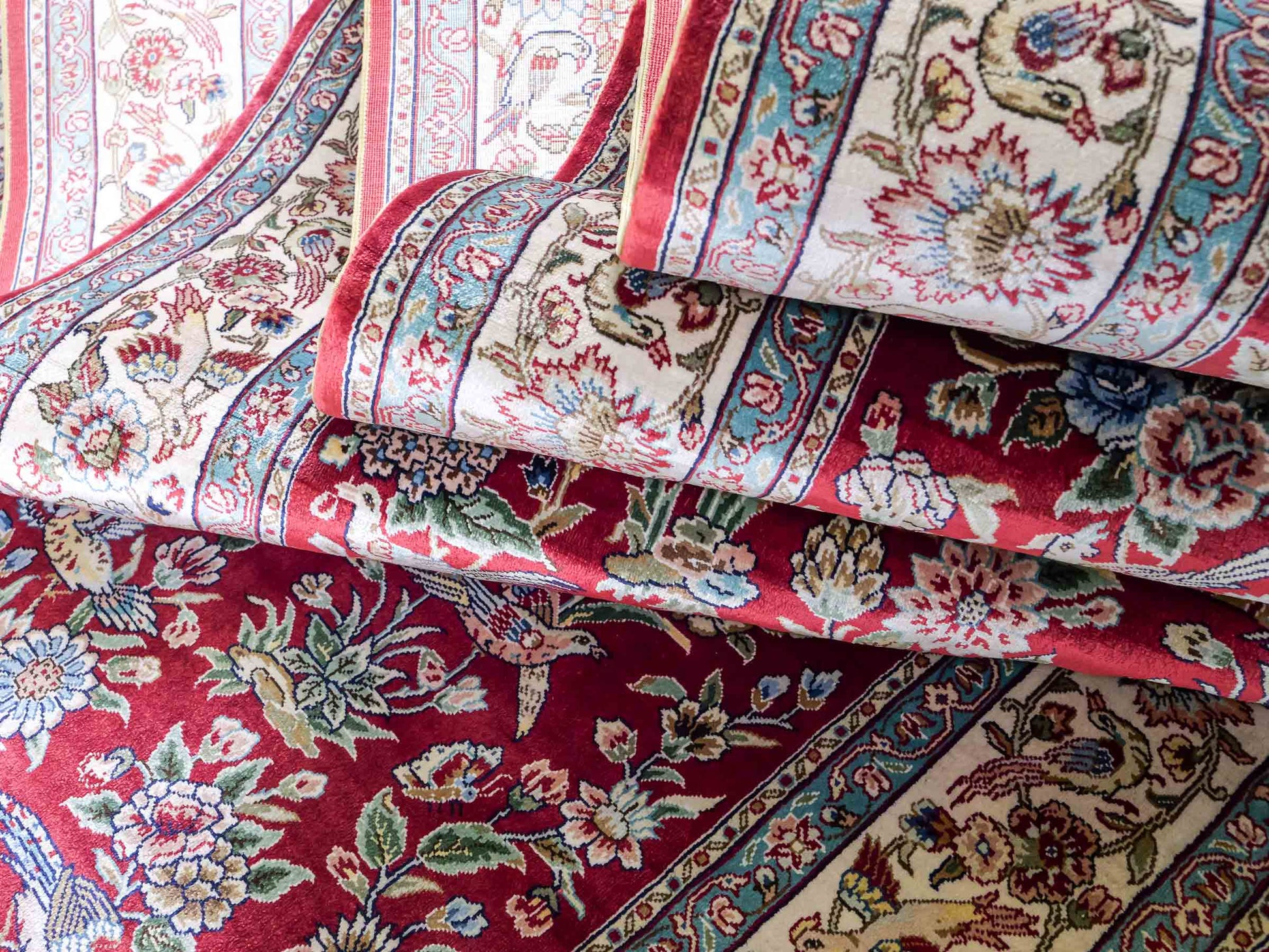Sehr feiner, handgeknüpfter Khademi Orientteppich Läufer aus Seide mit Ghom Design, rot, creme. 306x79 cm. Vertrieb durch Jupiter Intl.