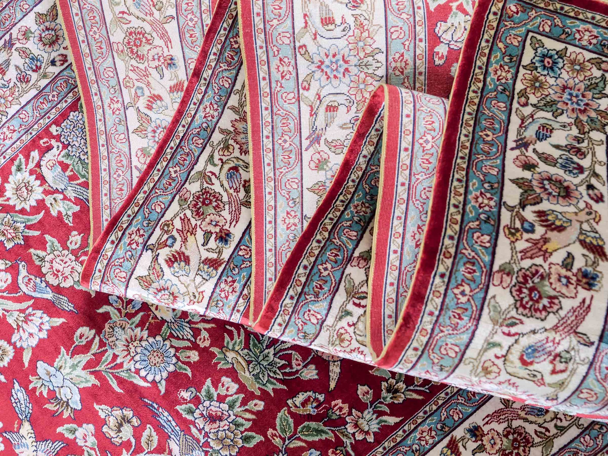 Sehr feiner, handgeknüpfter Khademi Orientteppich Läufer aus Seide mit Ghom Design, rot, creme. 306x79 cm. Vertrieb durch Jupiter Intl.