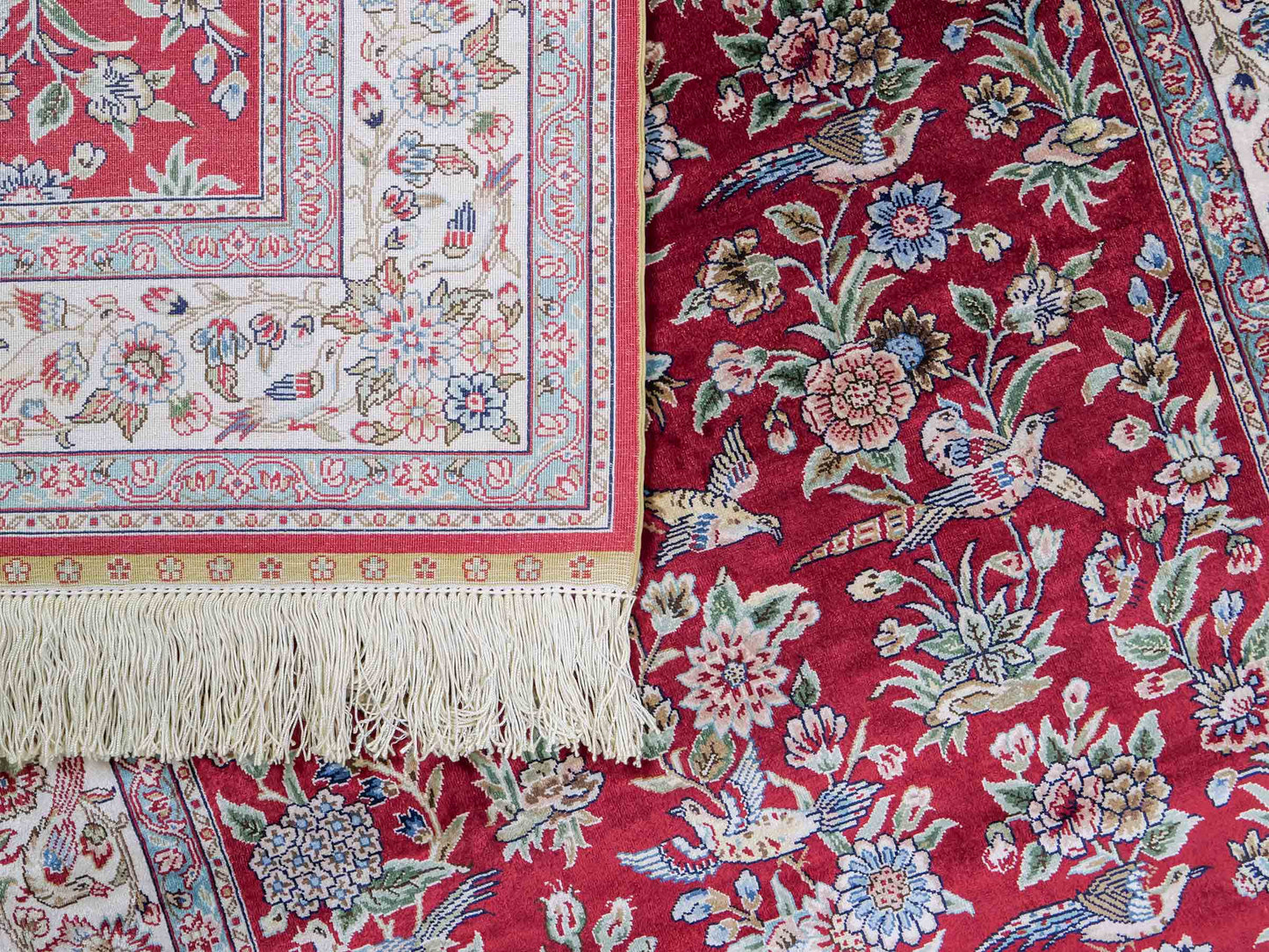 Sehr feiner, handgeknüpfter Khademi Orientteppich Läufer aus Seide mit Ghom Design, rot, creme. 306x79 cm. Vertrieb durch Jupiter Intl.
