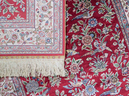 Sehr feiner, handgeknüpfter Khademi Orientteppich Läufer aus Seide mit Ghom Design, rot, creme. 306x79 cm. Vertrieb durch Jupiter Intl.